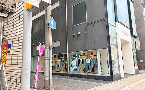 みなと銀行、スギ薬局の次に左手に出てくる、カルバン・クラインが1階に入ってる黒いビルの6階です。