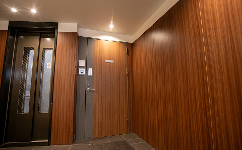 こちらが店舗の入り口となります。到着しましたら、インターフォンを鳴らしてお知らせください。