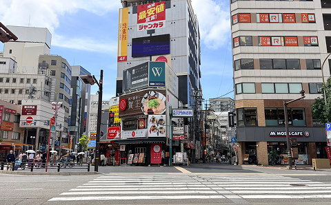 JR・阪神 元町駅、東口より南(海側)にお進み下さい。 神戸大丸のある写真方面を向き、左手に交番が見えます。