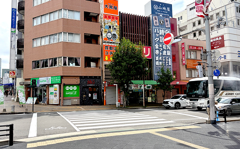 目の前の横断歩道を渡り、すぐ左にもう一度横断歩道を渡ります。
