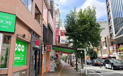 三宮センター街には入らず、入り口の前をそのまま進み、さらに大丸を目指して歩きます。